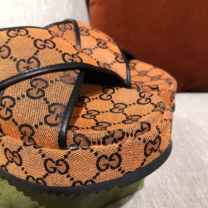 G*u*i slippers