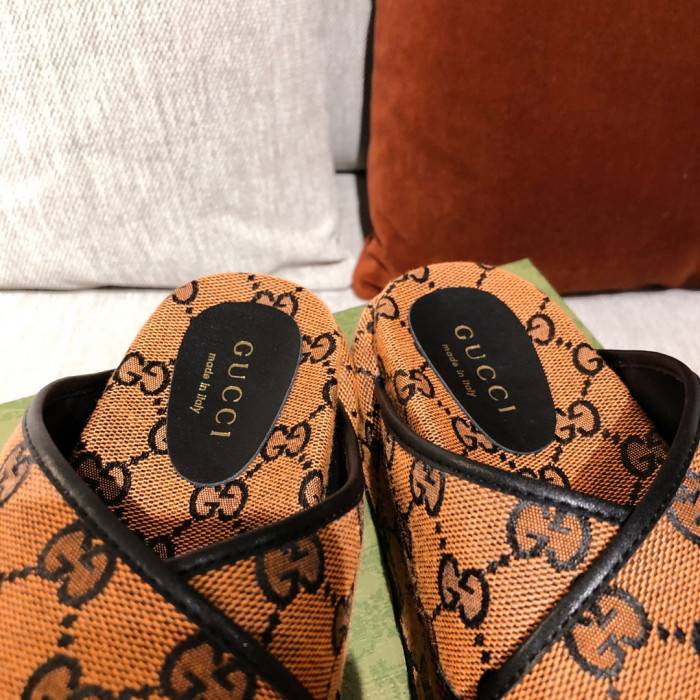 G*u*i slippers