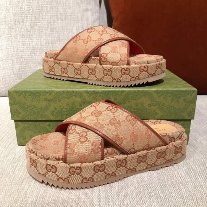 G*u*i slippers