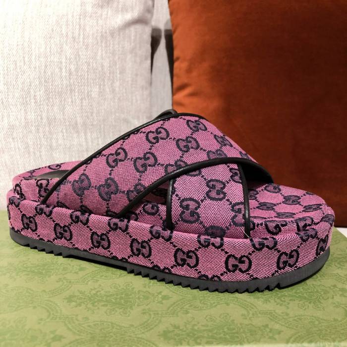 G*u*i slippers