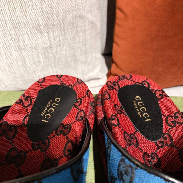 G*u*i slippers