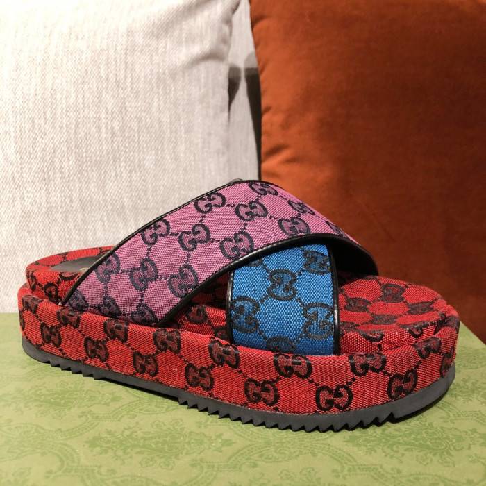 G*u*i slippers