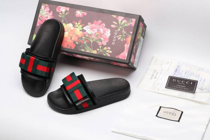 G*u*i slippers