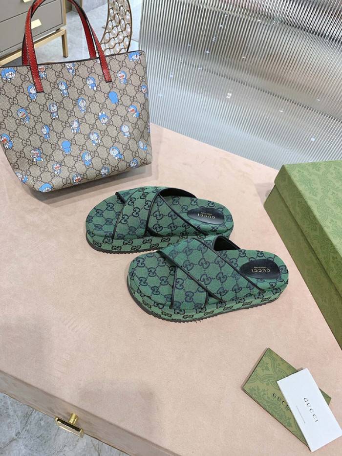 G*u*i slippers