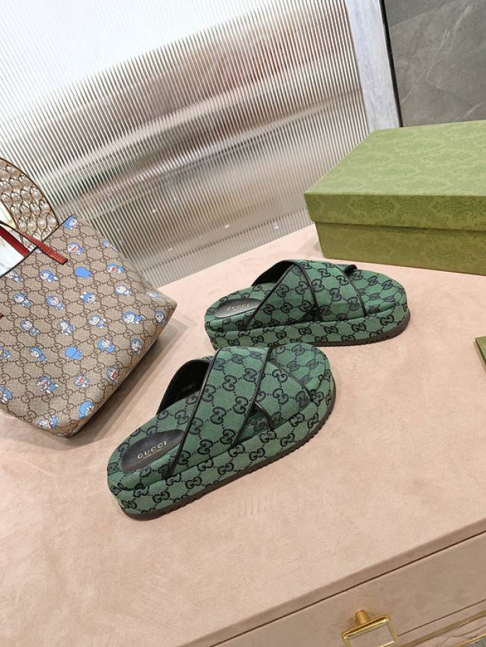 G*u*i slippers