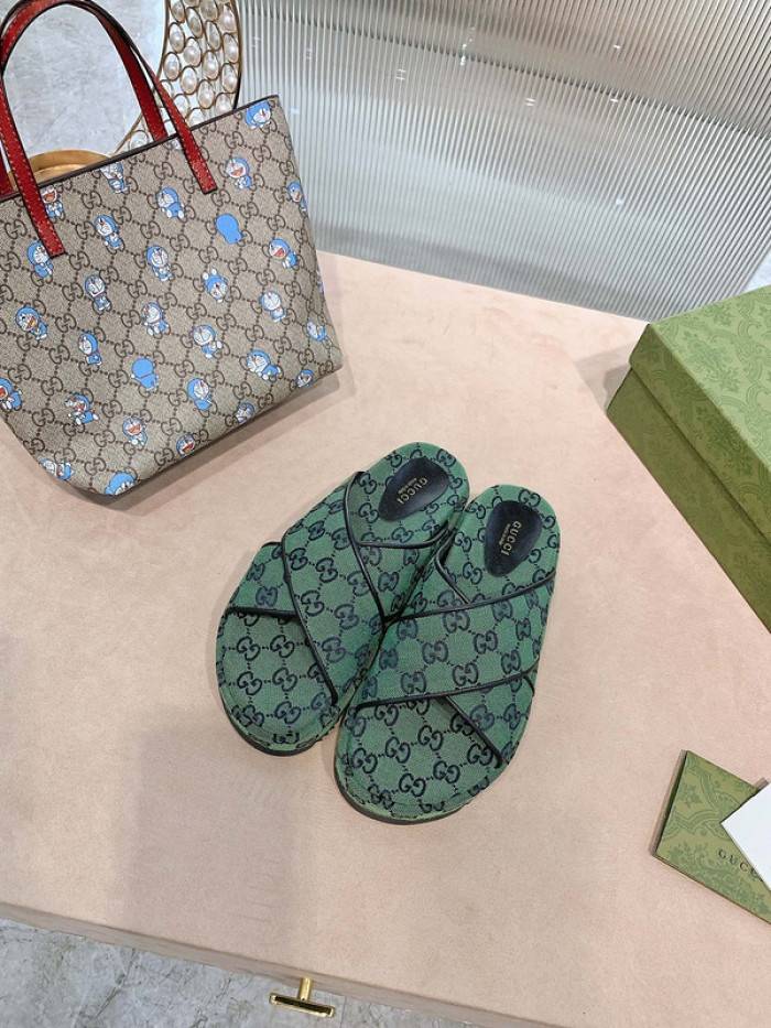 G*u*i slippers