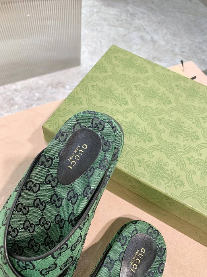 G*u*i slippers