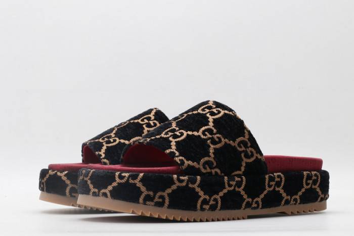 G*u*i slippers