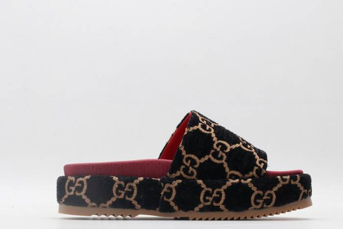 G*u*i slippers