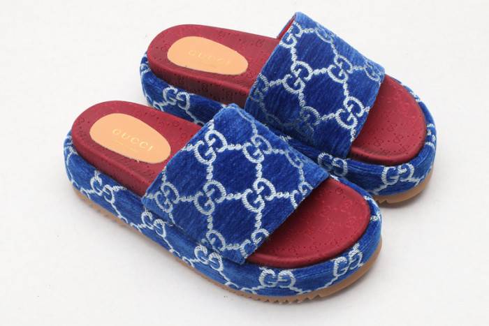 G*u*i slippers
