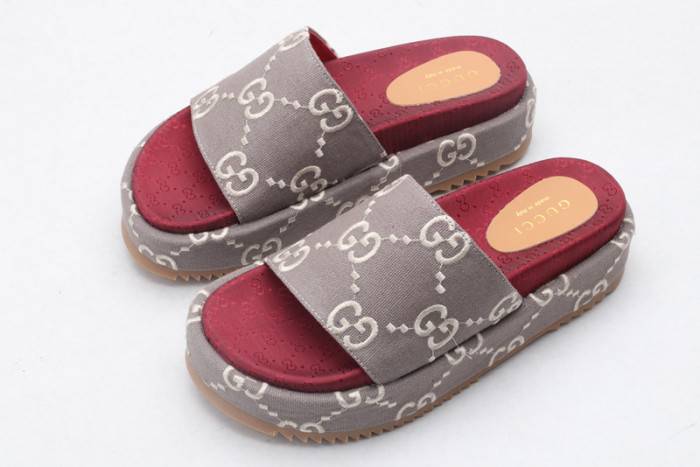 G*u*i slippers