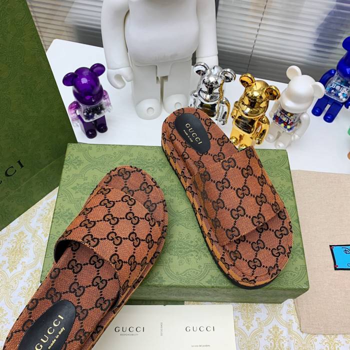 G*u*i slippers