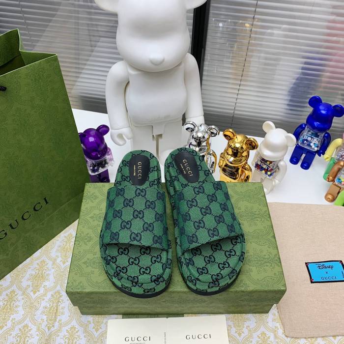G*u*i slippers