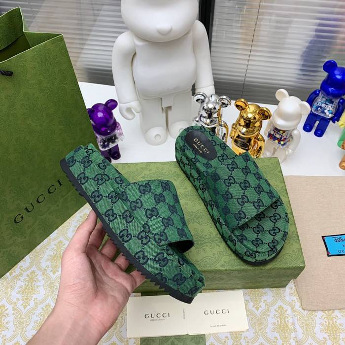 G*u*i slippers
