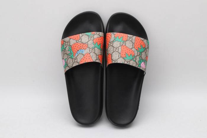 G*u*i slippers