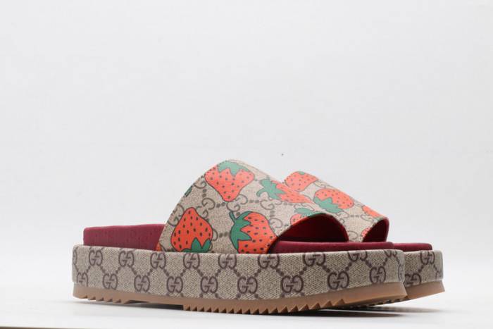 G*u*i slippers