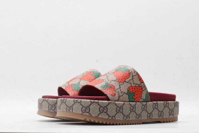 G*u*i slippers