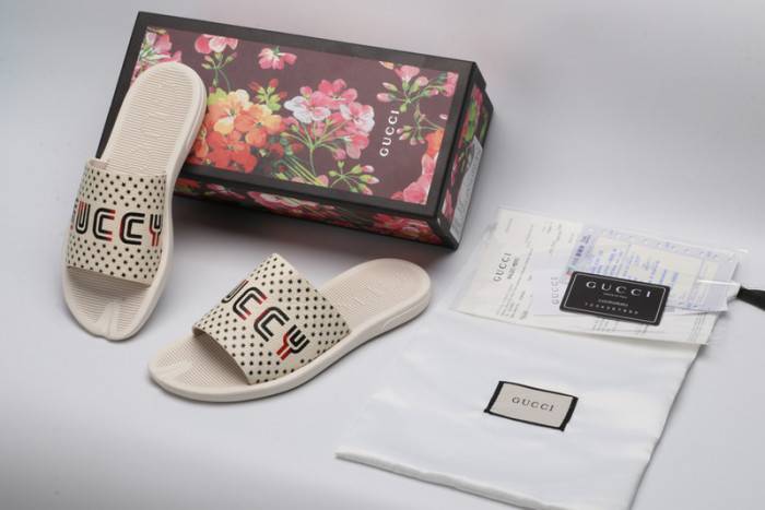 G*u*i slippers