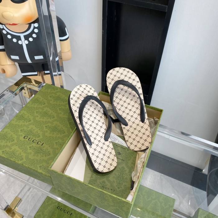 G*u*i slippers