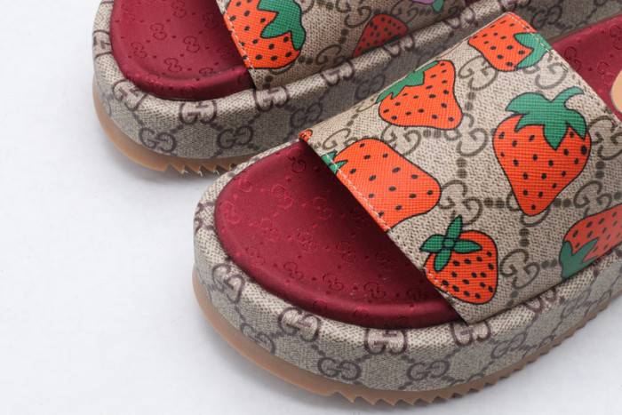 G*u*i slippers