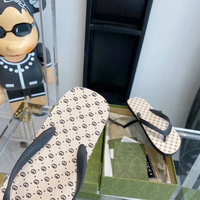G*u*i slippers