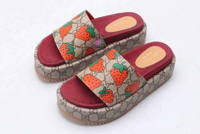 G*u*i slippers