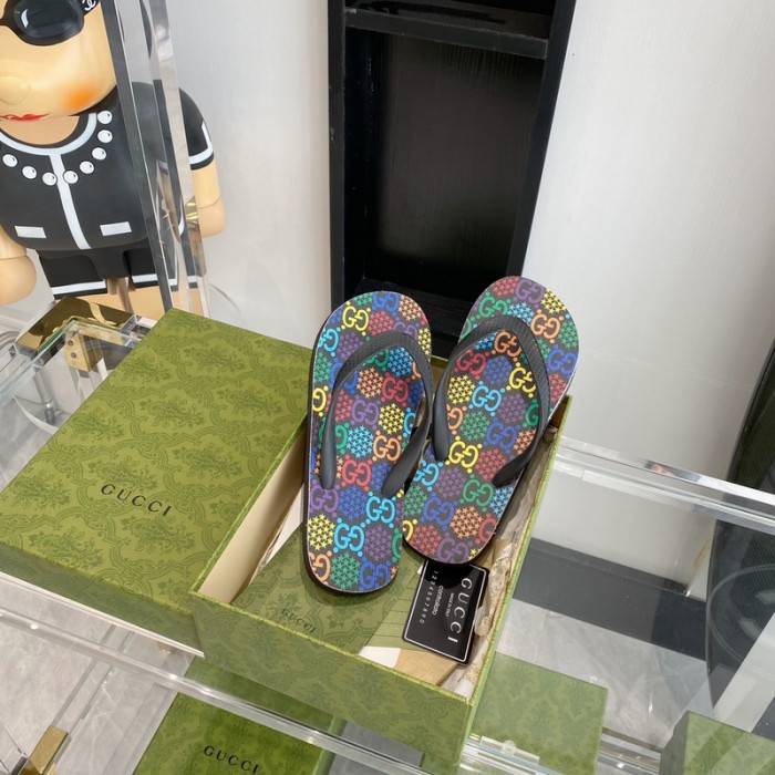 G*u*i slippers