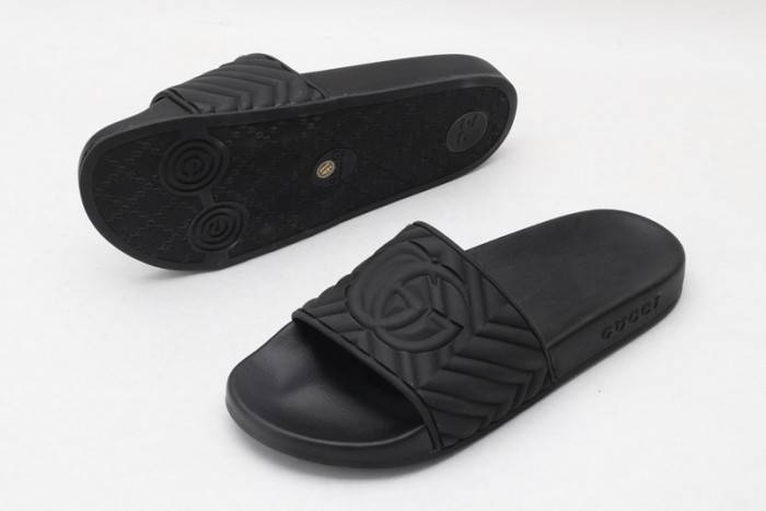 G*u*i slippers all black