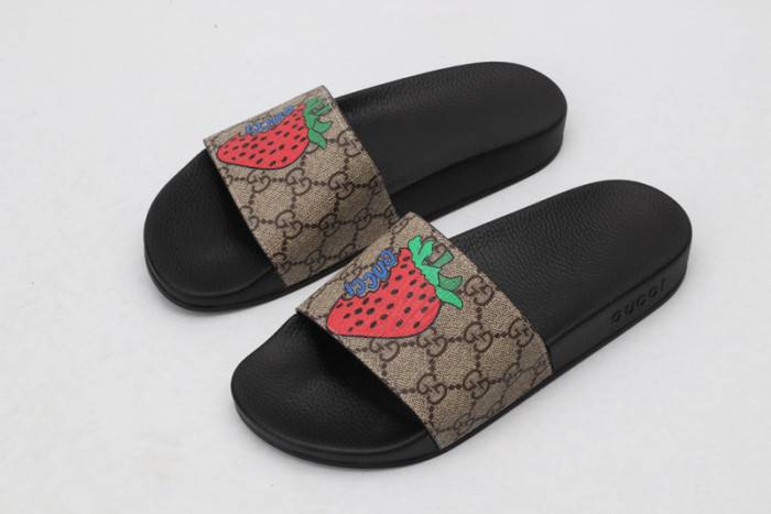G*u*i slippers
