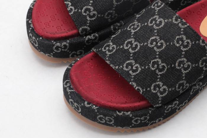 G*u*i slippers