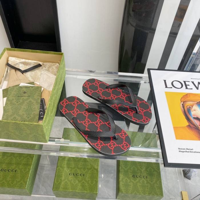 G*u*i slippers