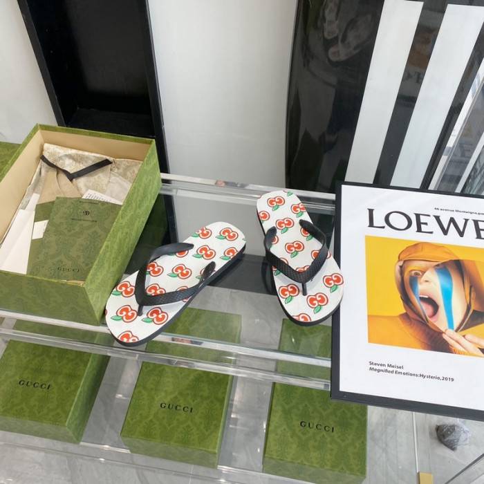 G*u*i slippers