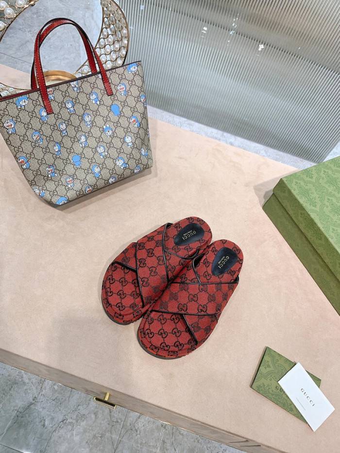 G*u*i slippers