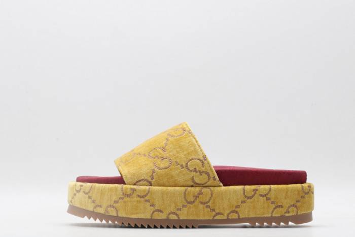 G*u*i slippers