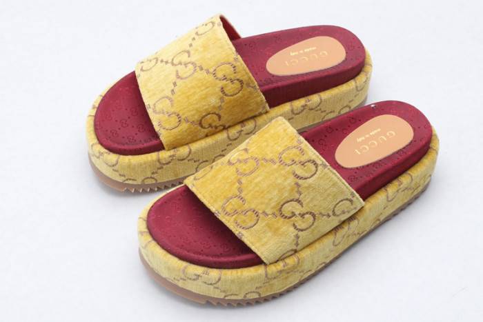 G*u*i slippers