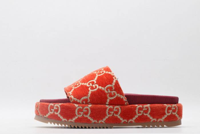 G*u*i slippers