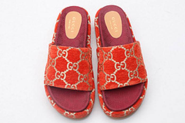 G*u*i slippers